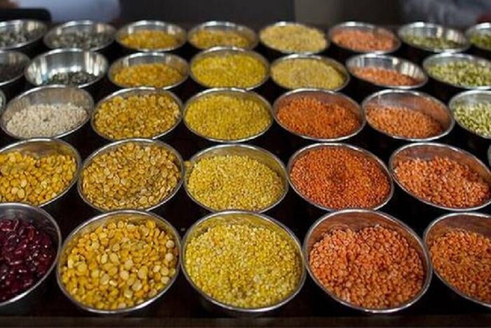 वाढत्या महागाईमध्ये सर्वसामान्यांना थोडा दिलासा मिळाला आहे. ऑक्टोबरमध्ये उंची गाठल्यानंतर तूर डाळीच्या किंमतींमध्ये 15-20% घट झाली आहे. या दिवसात मसूर आणि चण्यासह अन्य डाळींच्या किमतीचे प्रमाण स्थिर राहिले आहे किंवा त्यात घट झाली आहे. 15 नोव्हेंबर ते 31 डिसेंबर या कालावधीत सरकारने तूर आयातीसाठी मुदतवाढ जाहीर केल्यापासून लातूरमध्ये उच्च दर्जाच्या तूरडाळींची एक्स-मिल किंमत 120/किलोवरून खाली येऊन 100 रुपये किलो झाली आहे. सरकारने सार्वजनिक वितरण प्रणालीद्वारे राज्यांना तूर विक्रीदेखील सुरू केली आहे.