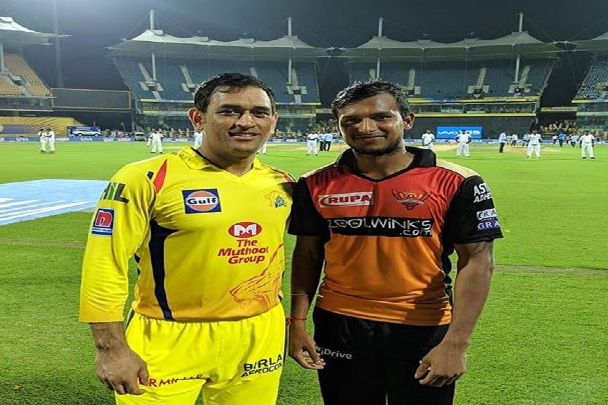 हैदराबादचा संघ दरवर्षी युवा खेळाडूंना संधी देतं. यावर्षी टी नटराजन या खेळाडू त्यांच्यासाठी हुकुमी एक्का ठरला. शानदार यॉर्करनं त्यानं दिग्गजांना हैराण केलं. 14 सामन्यात नटराजननं 31.35च्या सरासरीनं धावा देत 14 विकेट घेतल्या. हैदराबादचा संघ दरवर्षी युवा खेळाडूंना संधी देतं. यावर्षी टी नटराजन या खेळाडू त्यांच्यासाठी हुकुमी एक्का ठरला. शानदार यॉर्करनं त्यानं दिग्गजांना हैराण केलं. 14 सामन्यात नटराजननं 31.35च्या सरासरीनं धावा देत 14 विकेट घेतल्या.