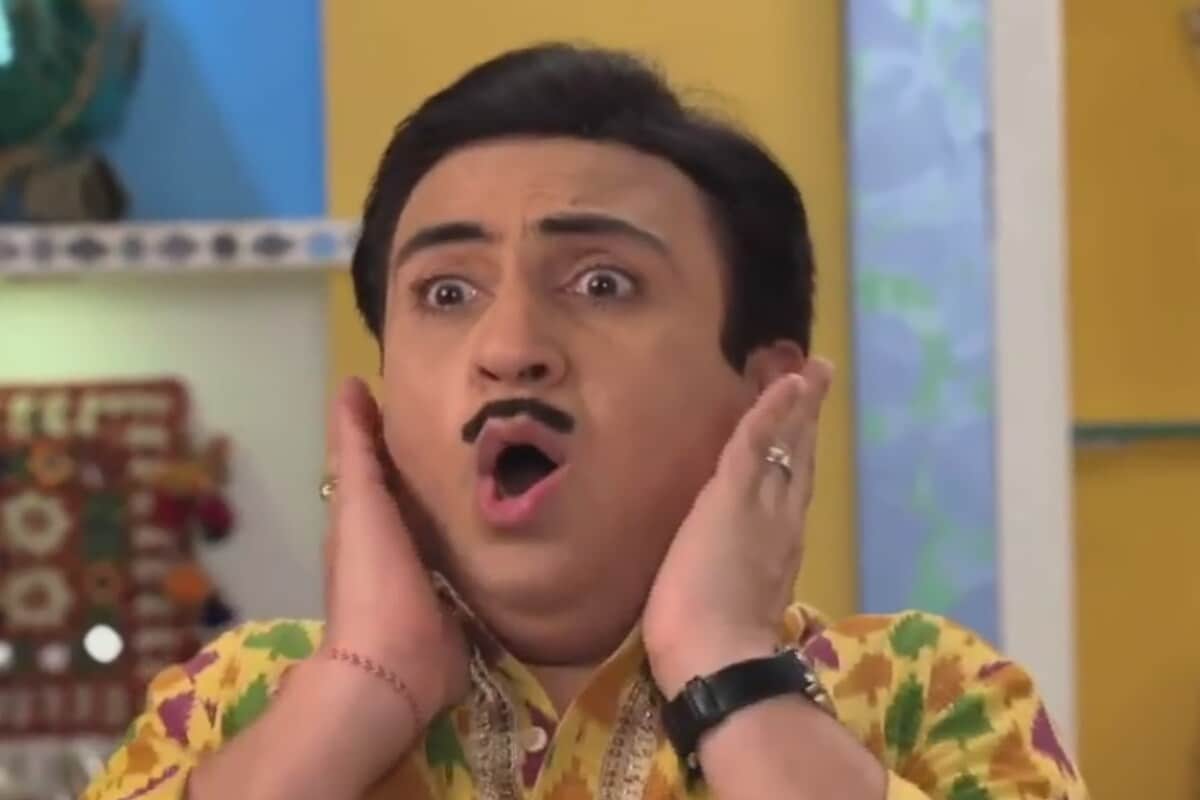 तारक मेहता का उल्टा चश्मा (Taarak Mehta Ka Ooltah Chashmah) मध्ये 'जेठालाल' ही सर्वात प्रसिद्ध मालिका आहे. ही भूमिका साकारणाऱ्या दिलीप जोशी यांनी एका मुलाखतीदरम्याना या भुमिकेविषयी काही रंजक गोष्टी सांगितल्या आहेत. त्यांनी अशी माहिती दिली की 'जेठालाल'चा एक डायलॉग खूप चर्चेत आला होता, जो त्यांनी दयाबेनसाठी म्हटला होता. त्यानंतर मेकर्सनी त्यांना पुन्हा तो डायलॉग न बोलण्यास सांगितले होते. (फोटो सौजन्य-@taarakmehtakaooltahchashmahnfp/Instagram) तारक मेहता का उल्टा चश्मा (Taarak Mehta Ka Ooltah Chashmah) मध्ये 'जेठालाल' ही सर्वात प्रसिद्ध मालिका आहे. ही भूमिका साकारणाऱ्या दिलीप जोशी यांनी एका मुलाखतीदरम्याना या भुमिकेविषयी काही रंजक गोष्टी सांगितल्या आहेत. त्यांनी अशी माहिती दिली की 'जेठालाल'चा एक डायलॉग खूप चर्चेत आला होता, जो त्यांनी दयाबेनसाठी म्हटला होता. त्यानंतर मेकर्सनी त्यांना पुन्हा तो डायलॉग न बोलण्यास सांगितले होते. (फोटो सौजन्य-@taarakmehtakaooltahchashmahnfp/Instagram)
