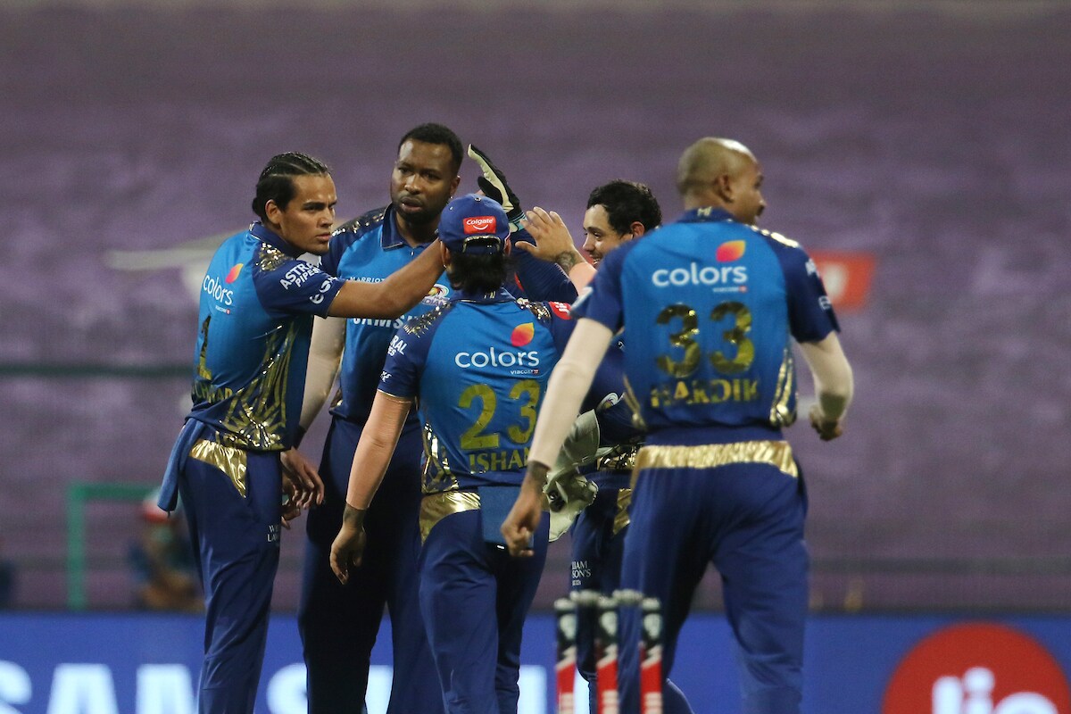 आयपीएल (IPL 2020) च्या 13व्या मोसमात गुरुवारी मुंबई (Mumbai Indians) आणि दिल्ली (Delhi Capitals)तिसऱ्यांदा समोरासमोर असणार आहे. या दोन्ही टीममध्ये लीग स्टेजमध्ये 2 मॅच झाल्यानंतर आता क्वालिफायरमध्ये पुन्हा एकदा या दोन्ही टीम एकमेकांविरोधात खेळणार आहेत. या मोसमातल्या लीग स्टेजमधल्या दोन्ही मॅच मुंबईने जिंकल्या होत्या. आयपीएल (IPL 2020) च्या 13व्या मोसमात गुरुवारी मुंबई (Mumbai Indians) आणि दिल्ली (Delhi Capitals)तिसऱ्यांदा समोरासमोर असणार आहे. या दोन्ही टीममध्ये लीग स्टेजमध्ये 2 मॅच झाल्यानंतर आता क्वालिफायरमध्ये पुन्हा एकदा या दोन्ही टीम एकमेकांविरोधात खेळणार आहेत. या मोसमातल्या लीग स्टेजमधल्या दोन्ही मॅच मुंबईने जिंकल्या होत्या.