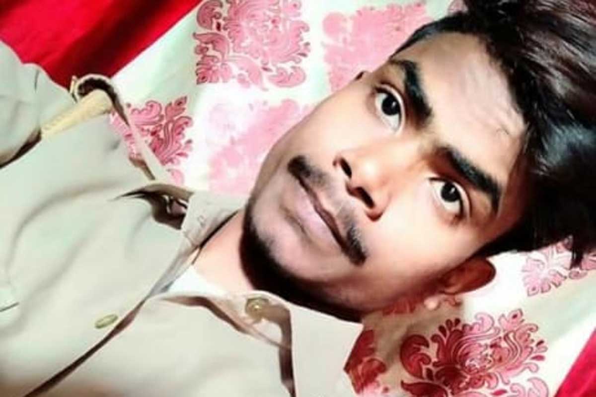एका तरुणाने हातात पिस्तुल घेऊन फेसबुकवर काही फोटो अपलोड केले आहेत. फोटोसोबत त्या तरुणाने गुंडागिरीसाठीचं दरपत्रकही सोशल मीडियावर जारी केलं आहे. यात त्याने एखाद्याला धमकी देणं, मारामारी करणं, जखमी करणं आणि हत्या करण्यासाठी किती पैसे घेतले जातील, याची संपूर्ण लिस्टच पोस्ट केली आहे. गुंडागिरीची ही रेट लिस्ट सोशल मीडियावर व्हायरल झाल्यानंतर पोलीस विभागात चांगलीच खळबळ उडाली आहे. 