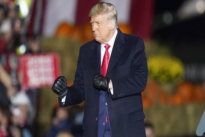 अमेरिकेच्या राष्ट्राध्यक्षला वर्षाला 400,000 डॉलर म्हणजेच 2.9 कोटी रुपये पगार मिळतो. त्याचबरोबर विविध भत्तेदेखील मिळतात. तसंच पदावर असेपर्यंत व्हाईट हाऊसमध्ये राहणं, पर्सनल प्लेन, हेलिकॉप्टर यांसारख्या सुविधा देखील मिळतात. तसंच पदावरून पायउतार झाल्यावर पेन्शनदेखील मिळतं. हा सगळा खर्च हा सरकारी तिजोरीतूनच होत असतो. 