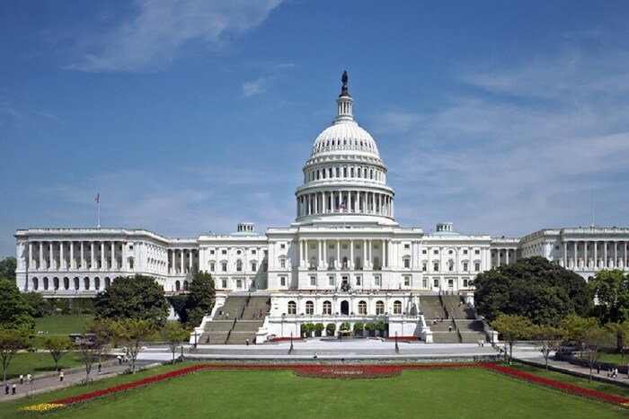 2001 मध्ये अमेरिकन राष्ट्राध्यक्षांचा पगार 200,000 डॉलर म्हणजेच 1.45 कोटी रुपये होता. त्यानंतर काँग्रेसने यामध्ये वाढ करून 50,000 डॉलर एक्सपेन्सेस अलाउंस म्हणून दिला. परंतु बिझनेसमन असलेल्या ट्रम्प यांच्यासाठी ही खूपच छोटी रक्कम आहे. फोर्ब्सनुसार ट्रम्प यांच्याकडे 3.1 बिलियन डॉलर इतकी संपत्ती आहे. 