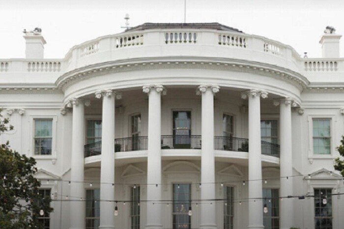 प्रत्येक अमेरिकन राष्ट्राध्यक्षासाठी व्हाईट हाऊस हे त्यांचे अधिकृत निवासस्थान आहे. 1792 मध्ये सर्वांत आधी अमेरिकन राष्ट्राध्यक्षाला हे देण्यात आलं होतं. यामध्ये सहा मजले असून १३२ खोल्या आहेत. याचबरोबर विविध प्रकारचे कक्षदेखील असून टेनिस कोर्ट आणि स्विमिंग पूलदेखील आहे. त्याचबरोबर 51 सिट्सचं एक थिएटर असून या ठिकाणी विविध चित्रपटांच्या प्रदर्शनाबरोबरच अन्य कार्यक्रम देखील होतात. 