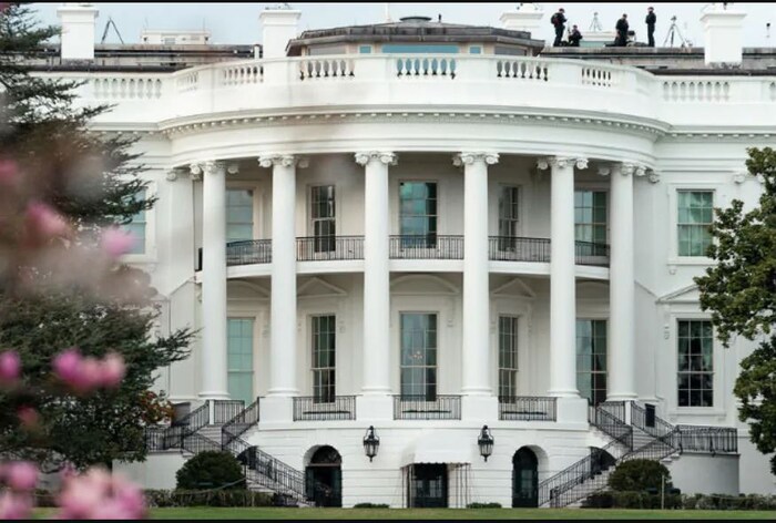 व्हाईट हाऊस आपल्या मनाप्रमाणे सजवण्यासाठी राष्ट्राध्यक्ष आणि त्यांच्या कुटुंबियांना 100000 डॉलर अतिरिक्त मिळतात. बराक ओबामा यांनी या निधीचा वापर या कामासाठी न करता दुसऱ्या ठिकाणी याचा वापर केला.एनबीसीच्या रिपोर्टनुसार डोनाल्ड ट्रम्प राष्ट्राध्यक्ष झाल्यावर त्यांनी 1.75 मिलियन डॉलर रक्कम नवीन फर्निचर आणि भिंतींच्या सजावटींसाठी खर्च केली होती. 