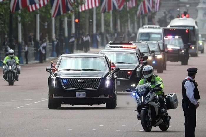 अमेरिकेचे राष्ट्राध्यक्ष वाहनातून प्रवास करतात ते वाहन पूर्णपणे बुलेट आणि बॉम्बप्रूफ असतं. द बीस्ट्स असं या वाहनाचं नाव असून राष्ट्रपतींबरोबर मोठ्या प्रमाणात सुरक्षा व्यवस्था असते. 