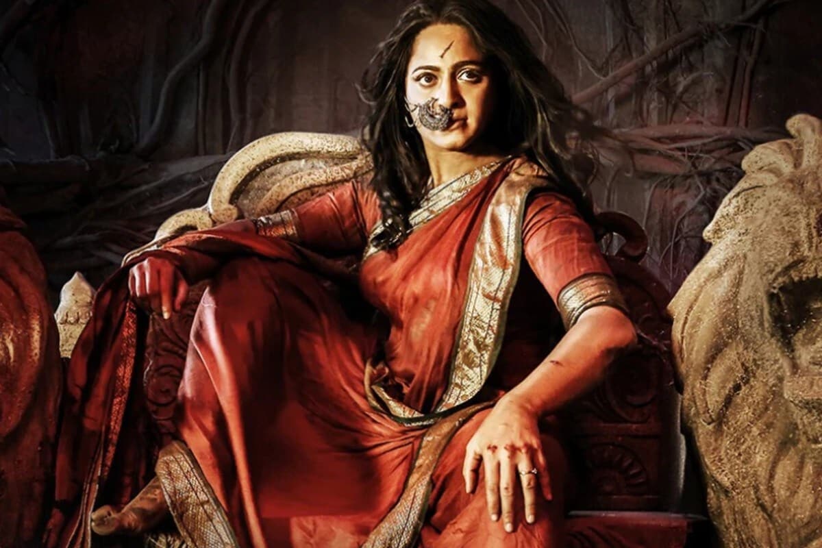 बाहुबली या सिनेमामध्ये अप्रतिम अभिनय करुन प्रेक्षकांच्या मनात स्थान मिळवणाऱ्या अनुष्का शेट्टी(Anushka Shetty)चा आज वाढदिवस आहे. या सिनेमामुळे केवळ दाक्षिणात्य चित्रपटसृष्टीमध्ये नाही तर संपूर्ण भारतात तिचं नाव प्रसिद्ध झालं. अनुष्काचा जन्म 7 नोव्हेंबर 1981 रोजी झाला. बाहुबली या सिनेमामध्ये अप्रतिम अभिनय करुन प्रेक्षकांच्या मनात स्थान मिळवणाऱ्या अनुष्का शेट्टी(Anushka Shetty)चा आज वाढदिवस आहे. या सिनेमामुळे केवळ दाक्षिणात्य चित्रपटसृष्टीमध्ये नाही तर संपूर्ण भारतात तिचं नाव प्रसिद्ध झालं. अनुष्काचा जन्म 7 नोव्हेंबर 1981 रोजी झाला.