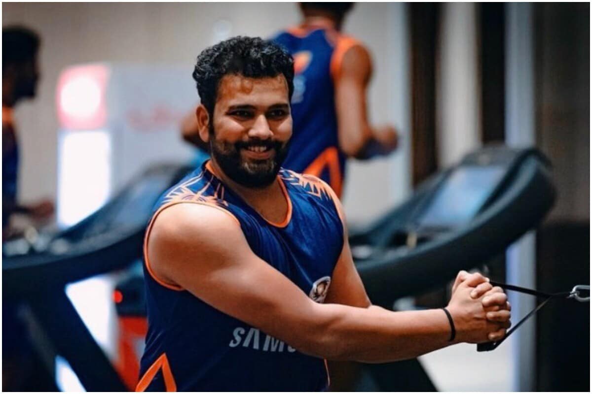 रोहित शर्मा (Rohit Sharma) आयपीएल (IPL 2020)च्या काही मॅच दुखापतीमुळे खेळू शकला नव्हता. पण मुंबई (Mumbai Indians)च्या टीममध्ये रोहितचं पुनरागमन झाल्यामुळे बीसीसीआय (BCCI)च्या अपेक्षाही वाढल्या आहेत. त्यामुळे रोहित चार्टर्ड विमानाने 11 नोव्हेंबरला ऑस्ट्रेलियाला जाऊ शकतो. रोहित शर्मा (Rohit Sharma) आयपीएल (IPL 2020)च्या काही मॅच दुखापतीमुळे खेळू शकला नव्हता. पण मुंबई (Mumbai Indians)च्या टीममध्ये रोहितचं पुनरागमन झाल्यामुळे बीसीसीआय (BCCI)च्या अपेक्षाही वाढल्या आहेत. त्यामुळे रोहित चार्टर्ड विमानाने 11 नोव्हेंबरला ऑस्ट्रेलियाला जाऊ शकतो.
