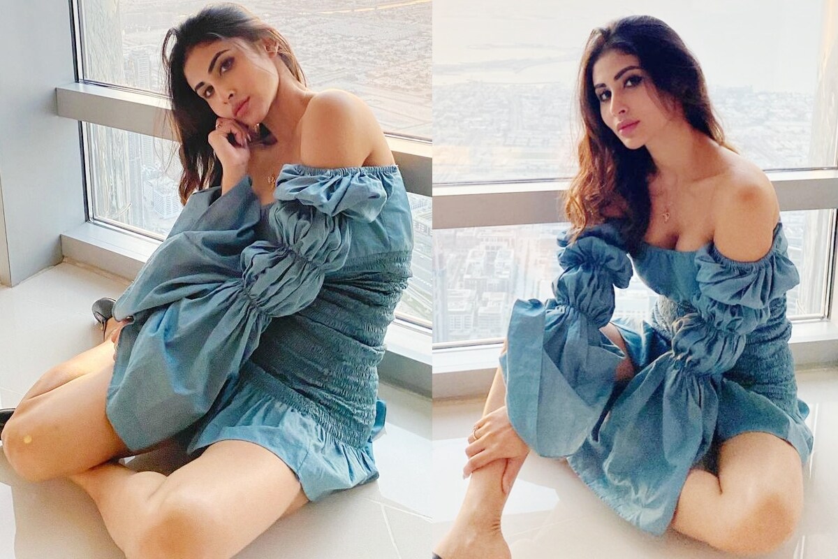 टेलिव्हिजन वर 'नागिन' या भूमिकेतून प्रसिद्ध झालेली मौनी रॉय (Mouni Roy) आता बॉलिवूड सिनेमाच्या माध्यमातून घराघरात पोहोचली आहे. बॉलिवूडमध्ये तिने तिची ओळख निर्माण केली आहे. अक्षय कुमार, राजकुमार राव यांसारख्या अनेक बड्या कलाकारांबरोबर तिने काम केेल आहे. दरम्यान सोशल मीडियावर देखील ती विशेष सक्रीय असतेय. (फोटो सौजन्य-@imouniroy) टेलिव्हिजन वर 'नागिन' या भूमिकेतून प्रसिद्ध झालेली मौनी रॉय (Mouni Roy) आता बॉलिवूड सिनेमाच्या माध्यमातून घराघरात पोहोचली आहे. बॉलिवूडमध्ये तिने तिची ओळख निर्माण केली आहे. अक्षय कुमार, राजकुमार राव यांसारख्या अनेक बड्या कलाकारांबरोबर तिने काम केेल आहे. दरम्यान सोशल मीडियावर देखील ती विशेष सक्रीय असतेय. (फोटो सौजन्य-@imouniroy)