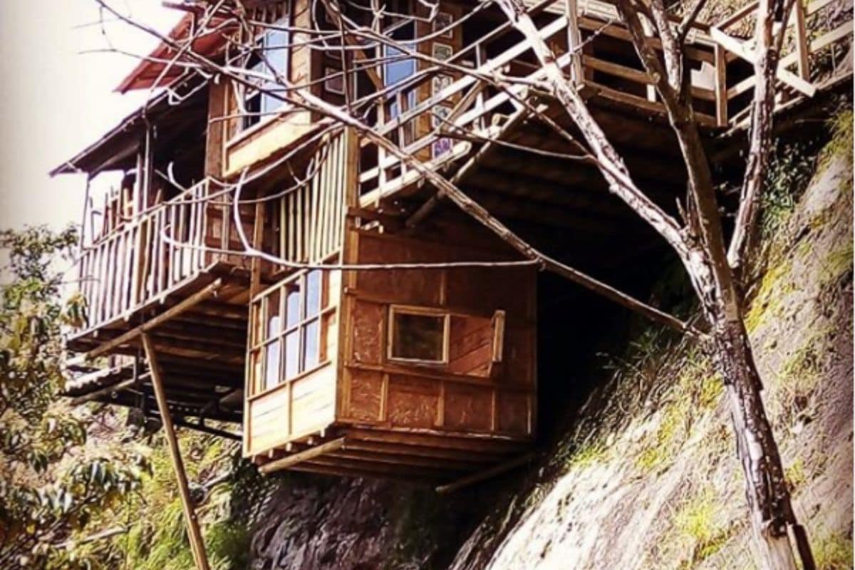 Casa en el Aire असं या हॉटेलचं नाव आहे. ज्याचा स्पॅनिश भाषेत शब्दश: हवेतील घर असा अर्थ होतो. कोलंबियन पर्वतावर हे हॉटेल बांधण्यात आलं आहे. जमीनीपासून जवळपास 30 मीटर उंचीवर हे हॉटेल हवेत लटकत राहतं. (फोटो क्रेडिट- Casa En El Aire, Instagram) Casa en el Aire असं या हॉटेलचं नाव आहे. ज्याचा स्पॅनिश भाषेत शब्दश: हवेतील घर असा अर्थ होतो. कोलंबियन पर्वतावर हे हॉटेल बांधण्यात आलं आहे. जमीनीपासून जवळपास 30 मीटर उंचीवर हे हॉटेल हवेत लटकत राहतं. (फोटो क्रेडिट- Casa En El Aire, Instagram)