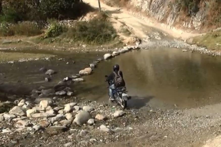 उत्तराखंडमधील अल्मोडा जिल्ह्यातील सोमेश्वर येथील डझनभरहून अधिक गावातील लोकांना गेल्या 15 वर्षांपासून एका वेगळ्याच समस्येचा सामना करावा लागतो आहे. या सर्व गावांना जोडण्यासाठी सार्वजनिक बांधकाम विभागाने ताकुला-सोमेश्वर दरम्यान एक रस्ता बांधला. पण नदीवर पूल बांधला नाही. पूल नसल्यामुळे लोकांना नदी पार कडून यावं-जावं लागतं. (फोटोः न्यूज 18) उत्तराखंडमधील अल्मोडा जिल्ह्यातील सोमेश्वर येथील डझनभरहून अधिक गावातील लोकांना गेल्या 15 वर्षांपासून एका वेगळ्याच समस्येचा सामना करावा लागतो आहे. या सर्व गावांना जोडण्यासाठी सार्वजनिक बांधकाम विभागाने ताकुला-सोमेश्वर दरम्यान एक रस्ता बांधला. पण नदीवर पूल बांधला नाही. पूल नसल्यामुळे लोकांना नदी पार कडून यावं-जावं लागतं. (फोटोः न्यूज 18)