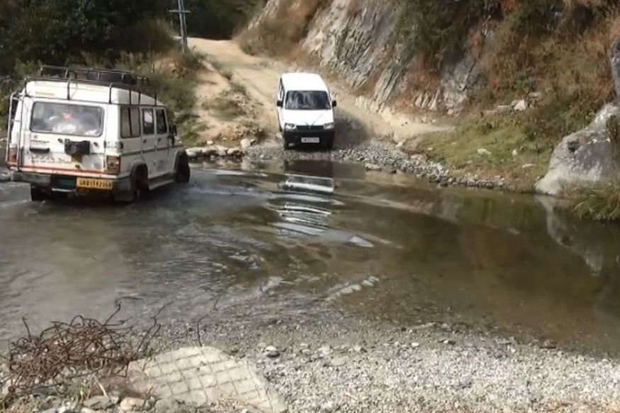 सोमेश्वर विधानसभामध्ये बसौली-सोमेश्वर रस्ता प्रधानमंत्री ग्राम सडक योजनेंतर्गत (PMGSY) तयार करण्यात आला होता. परंतु नदीवर पूलाची योजना अद्यापही करण्यात आलेली नाही. पूलाची योजना केवळ कागदावरच असल्याची टीका करण्यात येत आहे. (फोटोः न्यूज 18) सोमेश्वर विधानसभामध्ये बसौली-सोमेश्वर रस्ता प्रधानमंत्री ग्राम सडक योजनेंतर्गत (PMGSY) तयार करण्यात आला होता. परंतु नदीवर पूलाची योजना अद्यापही करण्यात आलेली नाही. पूलाची योजना केवळ कागदावरच असल्याची टीका करण्यात येत आहे. (फोटोः न्यूज 18)