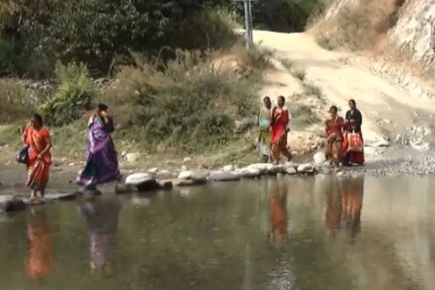 जिल्हा पंचायत सदस्य योगेश बाराकोटी यांनी न्यूज 18शी बोलताना सांगितलं की, पायी चालणारे लोक किंवा वाहनाने जाणारे दोघांनाही नदीच्या वेगवान प्रवाहातून जावं लागतं. त्यामुळे अनेकदा दुर्घटनाही होतात. अनेक वाहनं नदीत अडकली जात असल्याने मोठ्या समस्या निर्माण होतात. (फोटोः न्यूज 18) जिल्हा पंचायत सदस्य योगेश बाराकोटी यांनी न्यूज 18शी बोलताना सांगितलं की, पायी चालणारे लोक किंवा वाहनाने जाणारे दोघांनाही नदीच्या वेगवान प्रवाहातून जावं लागतं. त्यामुळे अनेकदा दुर्घटनाही होतात. अनेक वाहनं नदीत अडकली जात असल्याने मोठ्या समस्या निर्माण होतात. (फोटोः न्यूज 18)