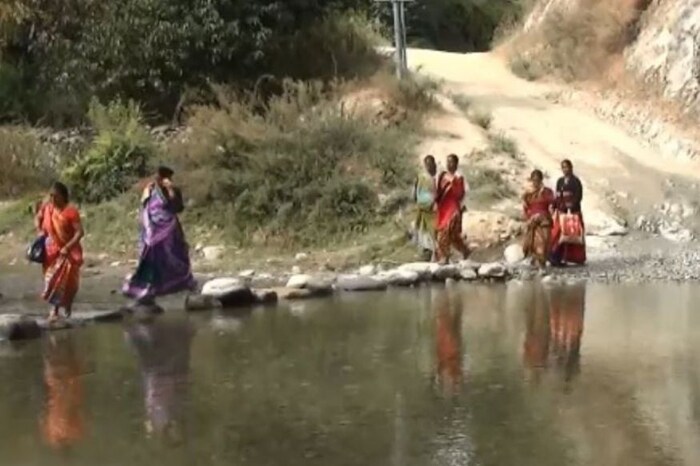 जिल्हा पंचायत सदस्य योगेश बाराकोटी यांनी न्यूज 18शी बोलताना सांगितलं की, पायी चालणारे लोक किंवा वाहनाने जाणारे दोघांनाही नदीच्या वेगवान प्रवाहातून जावं लागतं. त्यामुळे अनेकदा दुर्घटनाही होतात. अनेक वाहनं नदीत अडकली जात असल्याने मोठ्या समस्या निर्माण होतात. (फोटोः न्यूज 18)