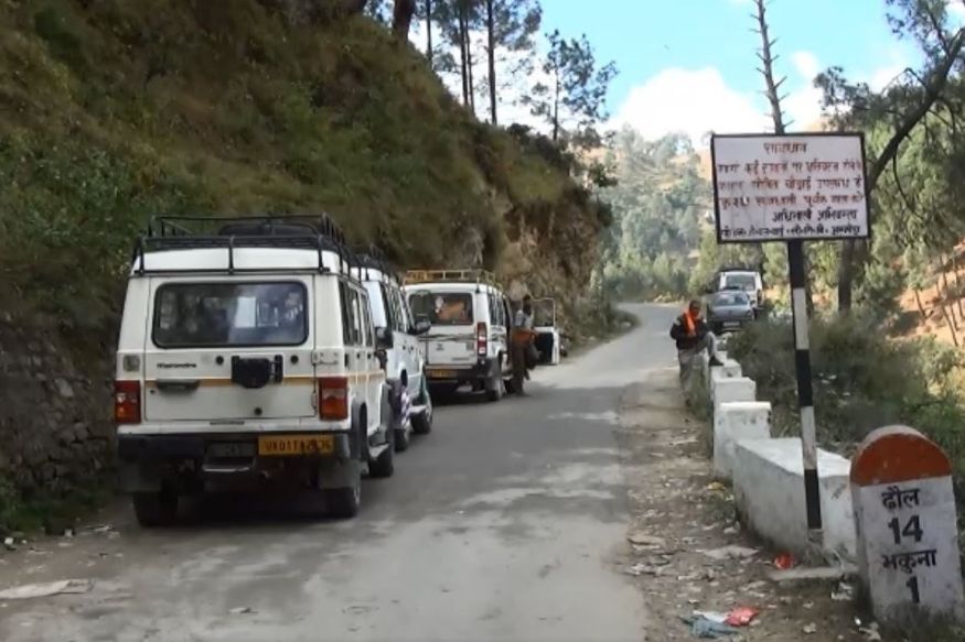 स्थानिक लोकांनी दिलेल्या माहितीनुसार, नदीच्या वेगात असणाऱ्या प्रवाहामुळे ताकुल ते सोमेश्वर जाणं अतिशय कठिण होतं. विशेषत: लहान मुलं आणि महिलांना नदी पार करताना समस्या येतात. पावसाळ्यात नदीचा प्रवाह अधिक असल्याने मुलांना शाळेत जातानाही मोठ्या समस्येचा सामना करावा लागतो. (फोटोः न्यूज 18) स्थानिक लोकांनी दिलेल्या माहितीनुसार, नदीच्या वेगात असणाऱ्या प्रवाहामुळे ताकुल ते सोमेश्वर जाणं अतिशय कठिण होतं. विशेषत: लहान मुलं आणि महिलांना नदी पार करताना समस्या येतात. पावसाळ्यात नदीचा प्रवाह अधिक असल्याने मुलांना शाळेत जातानाही मोठ्या समस्येचा सामना करावा लागतो. (फोटोः न्यूज 18)