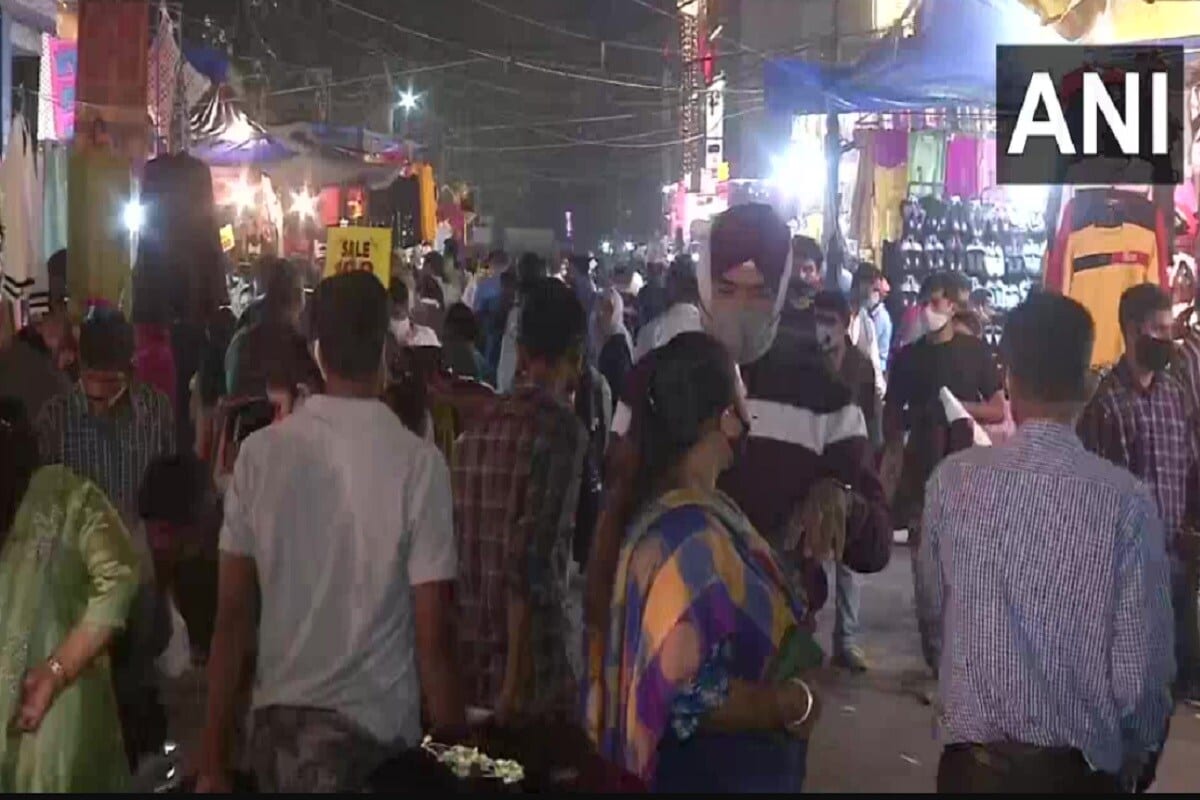 कोरोनाचा संसर्ग आता कुठे नियंत्रणात येतोय म्हणेपर्यंत पुन्हा एकदा विळखा घट्ट होण्याची शक्यता आहे. याचं कारण म्हणजे दिवाळीनिमित्तानं बाजारपेठेत नागरिकांची तुफान गर्दी पाहायला मिळाली आहे. कोरोनाचा संसर्ग आता कुठे नियंत्रणात येतोय म्हणेपर्यंत पुन्हा एकदा विळखा घट्ट होण्याची शक्यता आहे. याचं कारण म्हणजे दिवाळीनिमित्तानं बाजारपेठेत नागरिकांची तुफान गर्दी पाहायला मिळाली आहे.