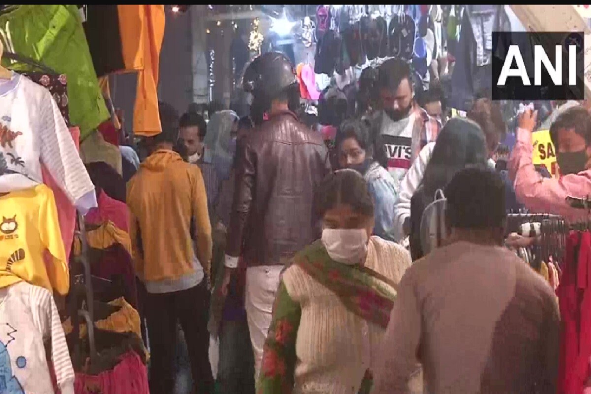 मुंबई, दिल्ली सारख्या महत्त्वपूर्ण शहरांमध्ये अनेक ठिकाणी मोठ्या प्रमाणात रविवारी नागरिकांनी सामना खरेदी कऱण्यासाठी तुफान गर्दी केली होती. यावेळी सोशल डिस्टन्सिंगचा फज्जा उडाला होता. काहींनी तर मास्कही घातले नव्हते. मुंबई, दिल्ली सारख्या महत्त्वपूर्ण शहरांमध्ये अनेक ठिकाणी मोठ्या प्रमाणात रविवारी नागरिकांनी सामना खरेदी कऱण्यासाठी तुफान गर्दी केली होती. यावेळी सोशल डिस्टन्सिंगचा फज्जा उडाला होता. काहींनी तर मास्कही घातले नव्हते.