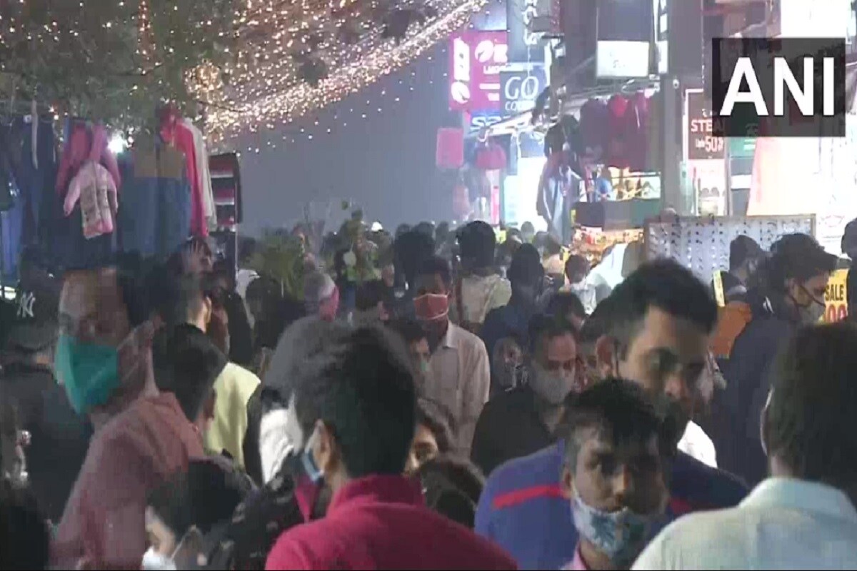 कोरोना अजून संपलेला नाही असं वारंवार आवाहन करून देखील नागरिकांना याकडे कानाडोळा केला आहे. त्यामुळे कोरोनाची दुसरी लाट येण्याची चिंता सर्व स्तरातून व्यक्त केली जात आहे. कोरोना अजून संपलेला नाही असं वारंवार आवाहन करून देखील नागरिकांना याकडे कानाडोळा केला आहे. त्यामुळे कोरोनाची दुसरी लाट येण्याची चिंता सर्व स्तरातून व्यक्त केली जात आहे.