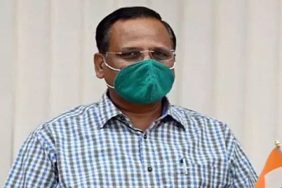 दिल्लीच्या बाजारपेठेत गर्दी अशी आहे की रस्त्यावर चालण्यासाठी जागा नाही. लोक एकमेकांना टक्कर देत बाजारात फिरत आहेत. विशेषत: दिल्लीच्या सरोजिनी नगर मार्केटमध्ये खूप गर्दी आहे. दिवाळी सणाच्या अगोदर शहरातील शहरातून लोक खरेदीसाठी येत आहेत. दिल्लीच्या बाजारपेठेत गर्दी अशी आहे की रस्त्यावर चालण्यासाठी जागा नाही. लोक एकमेकांना टक्कर देत बाजारात फिरत आहेत. विशेषत: दिल्लीच्या सरोजिनी नगर मार्केटमध्ये खूप गर्दी आहे. दिवाळी सणाच्या अगोदर शहरातील शहरातून लोक खरेदीसाठी येत आहेत.