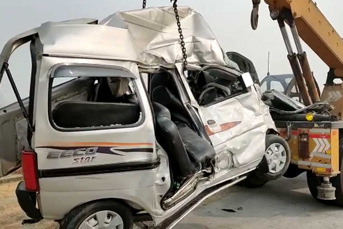 दाट धुक्यामुळे सोमवारी मोठा अपघात झाला. धुक्यामुळे एकावर एक, आठ गाड्या एकमेकांवर धडकल्या. या अपघातात दोघांचा जागीच मृत्यू झाला. तर सात जण गंभीर जखमी झाले आहे. (Source: News18) दाट धुक्यामुळे सोमवारी मोठा अपघात झाला. धुक्यामुळे एकावर एक, आठ गाड्या एकमेकांवर धडकल्या. या अपघातात दोघांचा जागीच मृत्यू झाला. तर सात जण गंभीर जखमी झाले आहे. (Source: News18)