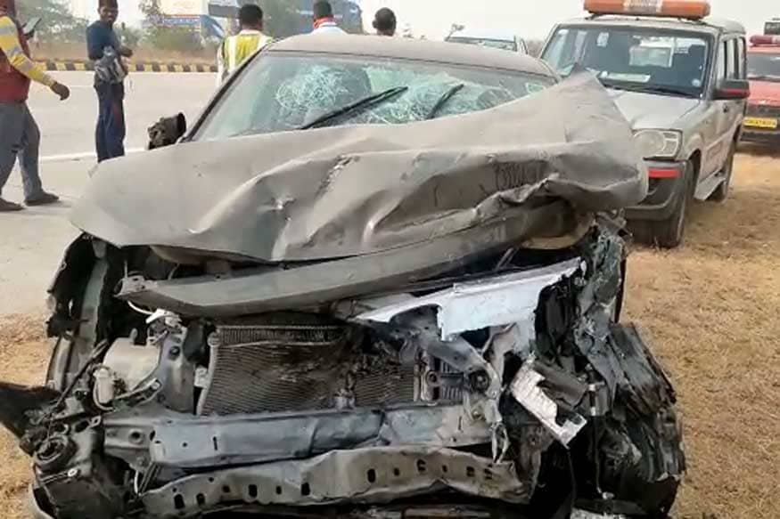 उत्तर प्रदेशातील (Uttar Pradesh) हाथरसमध्ये (Hathras) यमुना एक्सप्रेसवेवर (Yamuna Expressway) वायू प्रदूषणामुळे झालेल्या धुक्यामुळे, हा भीषण अपघात (Accident) झाला. घटनास्थळी पोहचलेल्या पोलिसांनी जखमींना उपचारासाठी आगरा येथील कृष्णा रुग्णालयात दाखल केलं आहे. उत्तर प्रदेशातील (Uttar Pradesh) हाथरसमध्ये (Hathras) यमुना एक्सप्रेसवेवर (Yamuna Expressway) वायू प्रदूषणामुळे झालेल्या धुक्यामुळे, हा भीषण अपघात (Accident) झाला. घटनास्थळी पोहचलेल्या पोलिसांनी जखमींना उपचारासाठी आगरा येथील कृष्णा रुग्णालयात दाखल केलं आहे.
