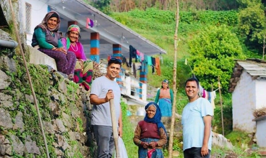 नोकरी गेल्यानंतर त्यांनी उत्तराखंडमध्येच नोकरी करण्याचे ठरवले. सुट्ट्यांच्या काळात त्यांनी मित्राबरोबर उत्तराखंडमधील पहाडी भागात फिरण्याचे ठरवले. नोकरी गेल्यानंतर त्यांनी उत्तराखंडमध्येच नोकरी करण्याचे ठरवले. सुट्ट्यांच्या काळात त्यांनी मित्राबरोबर उत्तराखंडमधील पहाडी भागात फिरण्याचे ठरवले.