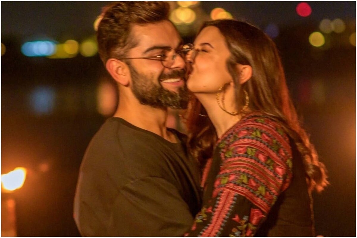 अनुष्काने कॅप्शनमध्ये लिहीलं आहे. ‘दौऱ्यावर जाण्याआधी नवऱ्याला स्पाइक्स धुताना पकडलं’ कोहलीच्या नकळत अनुष्काने हा फोटो काढला आहे. विराटचं कॅमेऱ्याकडे अजिबात लक्ष नव्हतं. अनुष्काने कॅप्शनमध्ये लिहीलं आहे. ‘दौऱ्यावर जाण्याआधी नवऱ्याला स्पाइक्स धुताना पकडलं’ कोहलीच्या नकळत अनुष्काने हा फोटो काढला आहे. विराटचं कॅमेऱ्याकडे अजिबात लक्ष नव्हतं.