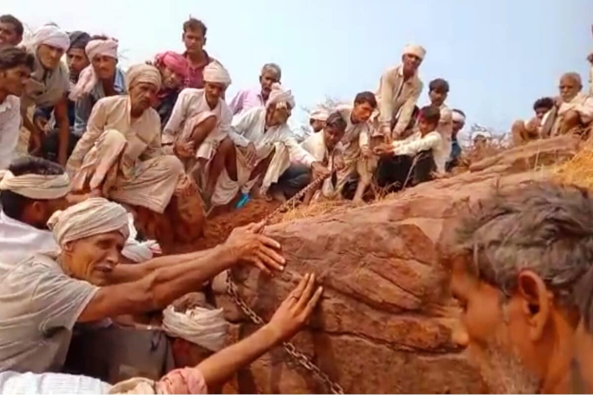राजस्थानच्या एका गावात एक विचित्र घटना घडला. येथील अभयारण्य परिसरात एक महिला एका खडकाखाली दबली गेली होती. दिवाळीसाठी घराला माती लावण्यासाठी ही महिला गेली असता हा प्रकार घडला. राजस्थानच्या एका गावात एक विचित्र घटना घडला. येथील अभयारण्य परिसरात एक महिला एका खडकाखाली दबली गेली होती. दिवाळीसाठी घराला माती लावण्यासाठी ही महिला गेली असता हा प्रकार घडला.