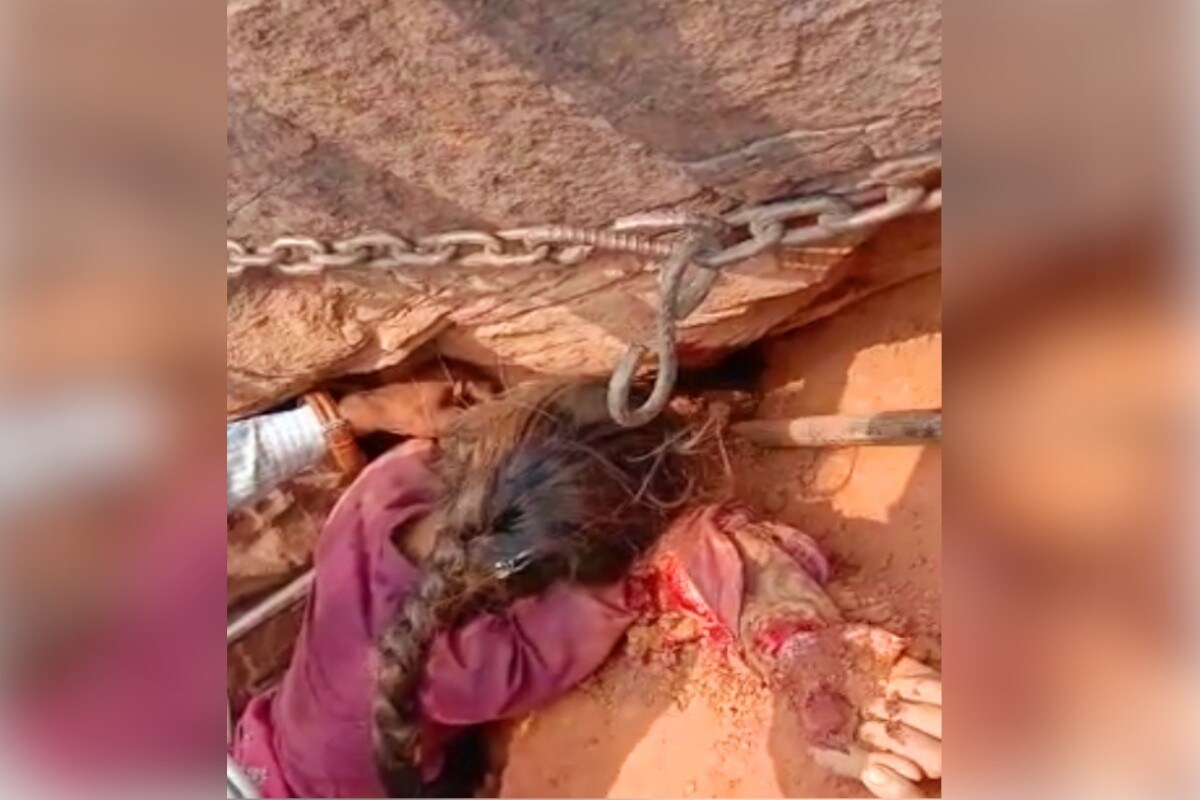 माहिती मिळताच पोलिस अधिकारी कैलासचंद बैरवाही घटनास्थळी पोहोचले. या महिलेला वाचविण्यासाठी गावकर्यांनी बचावकार्य सुरू केले, मात्र त्यांच्याकडे कोणताही मार्ग नव्हता. दगडाखाली दबलेली महिला वेदनेने विहळत होती. माहिती मिळताच पोलिस अधिकारी कैलासचंद बैरवाही घटनास्थळी पोहोचले. या महिलेला वाचविण्यासाठी गावकर्यांनी बचावकार्य सुरू केले, मात्र त्यांच्याकडे कोणताही मार्ग नव्हता. दगडाखाली दबलेली महिला वेदनेने विहळत होती.