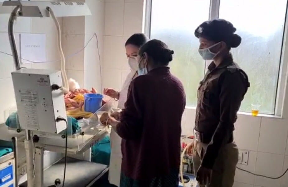 बाळाला सिव्हिल रुग्णालयात दाखल करण्यात आलं असून त्याच्यावर उपचार सुरू आहेत. रुग्णालय प्रशासनाने याबाबत कोणतीही प्रतिक्रिया दिलेली नाही. बाळाला सिव्हिल रुग्णालयात दाखल करण्यात आलं असून त्याच्यावर उपचार सुरू आहेत. रुग्णालय प्रशासनाने याबाबत कोणतीही प्रतिक्रिया दिलेली नाही.