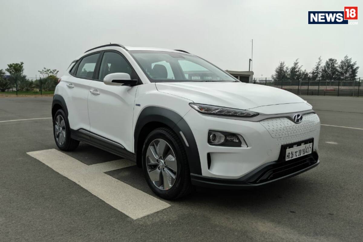 हुंदाई कोना Hyundai Kona: देशातील दुसऱ्या क्रमांकाची सर्वात मोठी कंपनी असलेल्या हुंदाईच्या या इलेक्ट्रिक एसयूव्हीमध्ये सिंगल स्पीड ट्रान्समिशनसह 39.2 किलोवॅट क्षमतेचा लिथियम आयन बॅटरी पॅक आहे, जे 135 एचपीची शक्ती आणि 395 एनएम टॉर्क जनरेट करते. कोना 10 सेकंदांपेक्षा कमी वेळात 0-100 किमी ताशी इतका वेग घेते आणि तिचा टॉप स्पीड 145 किमी ताशी आहे. एका चार्जमध्ये 452 किमीपर्यंत जाण्याची क्षमता या कारमध्ये आहे. फास्ट चार्जरच्या मदतीने कोनाची बॅटरी 60 मिनिटांपेक्षा कमी वेळात 80 टक्के चार्ज होते. त्याच वेळी, स्टँडर्ड चार्जरसह फुल चार्ज होण्यासाठी किमान 6 तास लागतात. या गाडीची एक्सशोरूम किंमत दिल्लीमध्ये 23.7 लाख रुपयांपासून सुरू होते. हुंदाई कोना Hyundai Kona: देशातील दुसऱ्या क्रमांकाची सर्वात मोठी कंपनी असलेल्या हुंदाईच्या या इलेक्ट्रिक एसयूव्हीमध्ये सिंगल स्पीड ट्रान्समिशनसह 39.2 किलोवॅट क्षमतेचा लिथियम आयन बॅटरी पॅक आहे, जे 135 एचपीची शक्ती आणि 395 एनएम टॉर्क जनरेट करते. कोना 10 सेकंदांपेक्षा कमी वेळात 0-100 किमी ताशी इतका वेग घेते आणि तिचा टॉप स्पीड 145 किमी ताशी आहे. एका चार्जमध्ये 452 किमीपर्यंत जाण्याची क्षमता या कारमध्ये आहे. फास्ट चार्जरच्या मदतीने कोनाची बॅटरी 60 मिनिटांपेक्षा कमी वेळात 80 टक्के चार्ज होते. त्याच वेळी, स्टँडर्ड चार्जरसह फुल चार्ज होण्यासाठी किमान 6 तास लागतात. या गाडीची एक्सशोरूम किंमत दिल्लीमध्ये 23.7 लाख रुपयांपासून सुरू होते.