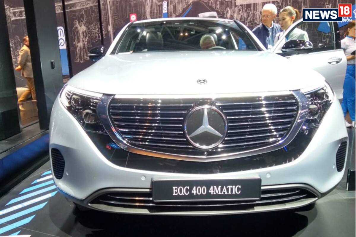 मर्सिडीज-बेंझ ईक्यूसीएल Mercedes-Benz EQCL: या यादीतील सर्वांत महाग इलेक्ट्रिक कार. यावर्षी ऑक्टोबरमध्ये भारतात ही गाडी लाँच करण्यात आली असून किंमत 99.30 लाख रुपयांपासून सुरू होते. ही इन्ट्रोडक्टरी किंमत या इलेक्ट्रिक एसयूव्हीच्या पहिल्या 50 युनिट्ससाठी आहे. ईसीक्यूची विक्री मर्सिडीज बेंझ इंडियाच्या ई-कॉमर्स वेबसाइट आणि दिल्ली, मुंबई, पुणे, बंगळुरू, हैदराबाद आणि चेन्नई या सहा शहरात केली जाईल. मर्सिडीज-बेंझ ईक्यूसीएल Mercedes-Benz EQCL: या यादीतील सर्वांत महाग इलेक्ट्रिक कार. यावर्षी ऑक्टोबरमध्ये भारतात ही गाडी लाँच करण्यात आली असून किंमत 99.30 लाख रुपयांपासून सुरू होते. ही इन्ट्रोडक्टरी किंमत या इलेक्ट्रिक एसयूव्हीच्या पहिल्या 50 युनिट्ससाठी आहे. ईसीक्यूची विक्री मर्सिडीज बेंझ इंडियाच्या ई-कॉमर्स वेबसाइट आणि दिल्ली, मुंबई, पुणे, बंगळुरू, हैदराबाद आणि चेन्नई या सहा शहरात केली जाईल.