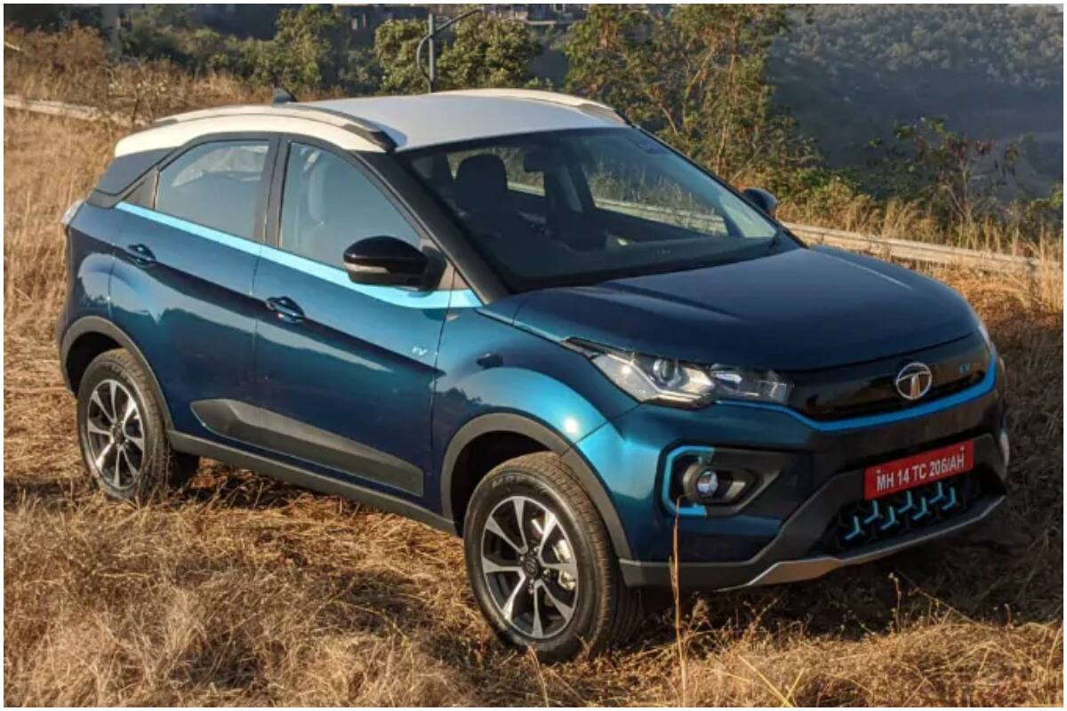 टाटा नेक्सन ईव्ही Tata Nexon EV: या इलेक्ट्रिक कारची एक्सशोरूम किंमत 13.99 लाख रुपयांपासून सुरू होते. टाटा नेक्सन ईव्ही नवीन झिपट्रॉन टेक्नॉलॉजी वापरते. कारमध्ये 30.2 केडब्ल्यूएचची लिथियम आयन IP67 रेट केलेली बॅटरी आहे. या इलेक्ट्रिक कारची इलेक्ट्रिक मोटर 129 एचपी पॉवर आणि 254 एनएम पीक टॉर्क जनरेट करते. नेक्सन ईव्ही एका चार्जमध्ये 312 किमी पर्यंत प्रवास करू शकते. फास्ट चार्जिंगसुद्धा उपलब्ध आहे. नेक्सन ईव्ही 4.6 सेकंदात 0-60 किमी ताशी आणि 10 सेकंदांपेक्षा कमी वेळात 0-100 किमी ताशी वेग पकडण्यास सक्षम आहे. नेक्सन ईव्हीची बॅटरी 50 केडब्ल्यू डीसी फास्ट चार्जरने एका तासाच्या आत 80 टक्क्यांपर्यंत चार्ज होते. स्टँडर्ड 3.3 केडब्ल्यू होम चार्जरच्या मदतीने, फुल चार्ज होण्यासाठी 7-8 तास लागतात. टाटा नेक्सन ईव्ही Tata Nexon EV: या इलेक्ट्रिक कारची एक्सशोरूम किंमत 13.99 लाख रुपयांपासून सुरू होते. टाटा नेक्सन ईव्ही नवीन झिपट्रॉन टेक्नॉलॉजी वापरते. कारमध्ये 30.2 केडब्ल्यूएचची लिथियम आयन IP67 रेट केलेली बॅटरी आहे. या इलेक्ट्रिक कारची इलेक्ट्रिक मोटर 129 एचपी पॉवर आणि 254 एनएम पीक टॉर्क जनरेट करते. नेक्सन ईव्ही एका चार्जमध्ये 312 किमी पर्यंत प्रवास करू शकते. फास्ट चार्जिंगसुद्धा उपलब्ध आहे. नेक्सन ईव्ही 4.6 सेकंदात 0-60 किमी ताशी आणि 10 सेकंदांपेक्षा कमी वेळात 0-100 किमी ताशी वेग पकडण्यास सक्षम आहे. नेक्सन ईव्हीची बॅटरी 50 केडब्ल्यू डीसी फास्ट चार्जरने एका तासाच्या आत 80 टक्क्यांपर्यंत चार्ज होते. स्टँडर्ड 3.3 केडब्ल्यू होम चार्जरच्या मदतीने, फुल चार्ज होण्यासाठी 7-8 तास लागतात.