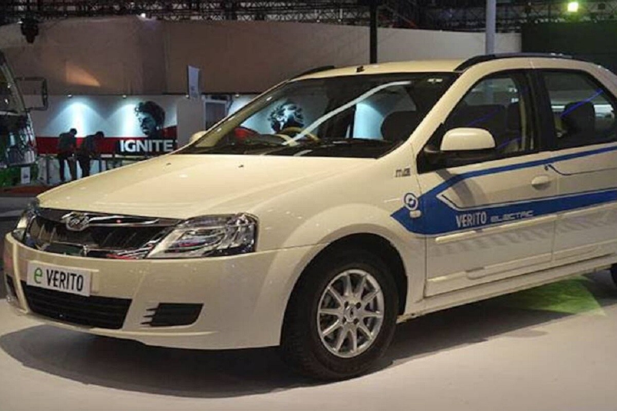 महिंद्रा ई व्हेरिटो Mahindra E Verito: महिंद्रा ई व्हेरिटोची (एबीएस व्हर्जन) दिल्लीत एक्सशोरूम किंमत सबसिडीनंतर 9,12,515 रुपयांपासून सुरू होते. ई व्हेरिटोमध्ये 3 फेज एसी इंडक्शन मोटर आहे. यात 31 किलोवॅटची शक्ती आणि 91 एनएम पीक टॉर्क जनरेट होतो. यात 21.2 केडब्ल्यूएचची लिथियम आयन बॅटरी आहे. ई व्हेरिटो फुल चार्ज केल्यावर 181 किमी प्रवास करू शकते. नॉर्मल चार्जिंगमध्ये 11 तास 30 मिनिटांत कार फुल चार्ज होते, तर फास्ट चार्जिंगमध्ये 80 टक्के चार्ज होण्यासाठी दीड तास लागतो. ई व्हेरिटो 11.2 सेकंदात 0-60 किमी / ताशी वेग प्राप्त करू शकतो. कारचा टॉप स्पीड 86 किमी/ताशी आहे. महिंद्रा ई व्हेरिटो Mahindra E Verito: महिंद्रा ई व्हेरिटोची (एबीएस व्हर्जन) दिल्लीत एक्सशोरूम किंमत सबसिडीनंतर 9,12,515 रुपयांपासून सुरू होते. ई व्हेरिटोमध्ये 3 फेज एसी इंडक्शन मोटर आहे. यात 31 किलोवॅटची शक्ती आणि 91 एनएम पीक टॉर्क जनरेट होतो. यात 21.2 केडब्ल्यूएचची लिथियम आयन बॅटरी आहे. ई व्हेरिटो फुल चार्ज केल्यावर 181 किमी प्रवास करू शकते. नॉर्मल चार्जिंगमध्ये 11 तास 30 मिनिटांत कार फुल चार्ज होते, तर फास्ट चार्जिंगमध्ये 80 टक्के चार्ज होण्यासाठी दीड तास लागतो. ई व्हेरिटो 11.2 सेकंदात 0-60 किमी / ताशी वेग प्राप्त करू शकतो. कारचा टॉप स्पीड 86 किमी/ताशी आहे.