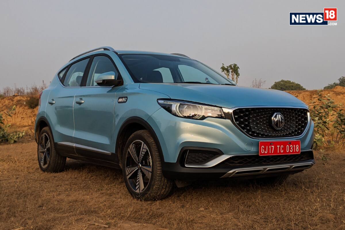 एमजी झेडएस ईव्ही MG ZS EV: एमजी मोटर्सची ऑल इलेक्ट्रिक लाँग रेंज एसयूव्ही झेडएस ईव्हीची एक्सशोरूम किंमत 20.88 लाख रुपयांपासून सुरू होते. कारची इलेक्ट्रिक मोटर 141 एचपी पॉवर आणि 353 एनएम पीक टॉर्क जनरेट करू शकते. बॅटरी पॅक 44.5 किलोवॅट क्षमतेचा आहे, ज्याला 50 किलोवॅट फास्ट चार्जरसह 40 मिनिटांत 80 टक्के चार्ज करता येतं. 7 किलोवॅटच्या चार्जरसह 7 तासांच्या आत कारला फुल चार्ज केलं जाऊ शकतं. एमजी झेडएस ईव्ही फक्त 8.5 सेकंदांत 0-100 किमी प्रतितासचा वेग घेते आणि एकाच चार्जमध्ये 340 किमीपर्यंत प्रवास करू शकते. एमजी झेडएस ईव्ही MG ZS EV: एमजी मोटर्सची ऑल इलेक्ट्रिक लाँग रेंज एसयूव्ही झेडएस ईव्हीची एक्सशोरूम किंमत 20.88 लाख रुपयांपासून सुरू होते. कारची इलेक्ट्रिक मोटर 141 एचपी पॉवर आणि 353 एनएम पीक टॉर्क जनरेट करू शकते. बॅटरी पॅक 44.5 किलोवॅट क्षमतेचा आहे, ज्याला 50 किलोवॅट फास्ट चार्जरसह 40 मिनिटांत 80 टक्के चार्ज करता येतं. 7 किलोवॅटच्या चार्जरसह 7 तासांच्या आत कारला फुल चार्ज केलं जाऊ शकतं. एमजी झेडएस ईव्ही फक्त 8.5 सेकंदांत 0-100 किमी प्रतितासचा वेग घेते आणि एकाच चार्जमध्ये 340 किमीपर्यंत प्रवास करू शकते.
