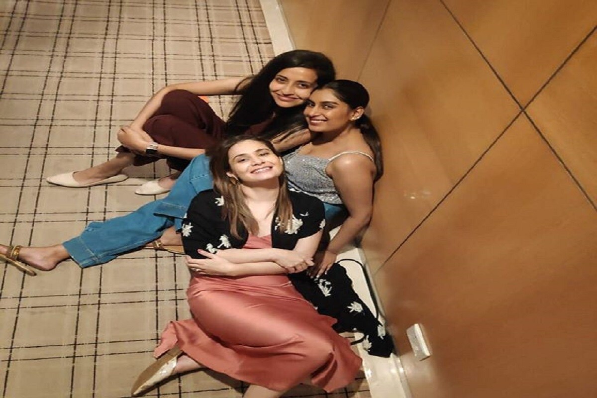 IPL 2020 ची ट्रॉफी मुंबई इंडियन्सने जिंकली आहे. या टूर्नामेंटमध्ये अनेक खेळाडूंनी छाप सोडली आहे. भारतातील असे काही खेळाडू या स्पर्धेमुळे प्रकाशझोतात आले आहेत, जे टीम इंडियामध्ये स्थान मिळवू शकतात. खेळाडूंबरोबरच यावर्षी देखील आयपीएलच्या स्टार अँकर्सबद्दल चर्चा पाहायला मिळाली. (फोटो सौजन्य- तान्या पुरोहित@इस्टाग्राम) IPL 2020 ची ट्रॉफी मुंबई इंडियन्सने जिंकली आहे. या टूर्नामेंटमध्ये अनेक खेळाडूंनी छाप सोडली आहे. भारतातील असे काही खेळाडू या स्पर्धेमुळे प्रकाशझोतात आले आहेत, जे टीम इंडियामध्ये स्थान मिळवू शकतात. खेळाडूंबरोबरच यावर्षी देखील आयपीएलच्या स्टार अँकर्सबद्दल चर्चा पाहायला मिळाली. (फोटो सौजन्य- तान्या पुरोहित@इस्टाग्राम)