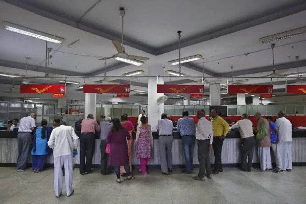 India Post Payments Bank डोरस्टेप बँकिंग सुविधा उपलब्ध करण्यासाठी आपल्या राष्ट्रीय नेटवर्कचा वापर करत आहे. यात पोस्ट ऑफिसचे १,३६,००० हून अधिक ऍक्सिस पॉईंट्स आणि स्मार्टफोन तसंच बायोमेट्रिक उपकरणांनी युक्त १,८९,००० पोस्टमन आहेत. यासुविधेंतर्गत देशभरातील मोठ्या संख्येने निवृत्त वेतनधारक बँकेच्या शाखेत भेट न देता, यासाठी रांगा न लावता पोस्टमनद्वारे या डोरस्टेप सेवेचा लाभ घेऊ शकतील. India Post Payments Bank डोरस्टेप बँकिंग सुविधा उपलब्ध करण्यासाठी आपल्या राष्ट्रीय नेटवर्कचा वापर करत आहे. यात पोस्ट ऑफिसचे १,३६,००० हून अधिक ऍक्सिस पॉईंट्स आणि स्मार्टफोन तसंच बायोमेट्रिक उपकरणांनी युक्त १,८९,००० पोस्टमन आहेत. यासुविधेंतर्गत देशभरातील मोठ्या संख्येने निवृत्त वेतनधारक बँकेच्या शाखेत भेट न देता, यासाठी रांगा न लावता पोस्टमनद्वारे या डोरस्टेप सेवेचा लाभ घेऊ शकतील.