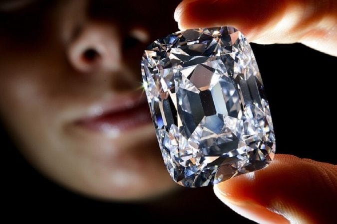 एखादा दगड तापवा आणि तो तुटतो की नाही ते पहा : एका संदिग्ध दगडाला 30 सेकादांपर्यंत गरम करा आणि मग पटकन एका थंड पाण्याच्या ग्लासमध्ये टाका. वेगवान प्रसरण किंवा आकुंचनामुळे काच किंवा क्वार्टजसारख्या पदार्थांची तन्यता कमकुवत होते व त्यांचा आतून चुरा होतो. खरा हिरा मजबूत असल्यामुळे त्याला काहीच होत नाही. एखादा दगड तापवा आणि तो तुटतो की नाही ते पहा : एका संदिग्ध दगडाला 30 सेकादांपर्यंत गरम करा आणि मग पटकन एका थंड पाण्याच्या ग्लासमध्ये टाका. वेगवान प्रसरण किंवा आकुंचनामुळे काच किंवा क्वार्टजसारख्या पदार्थांची तन्यता कमकुवत होते व त्यांचा आतून चुरा होतो. खरा हिरा मजबूत असल्यामुळे त्याला काहीच होत नाही.
