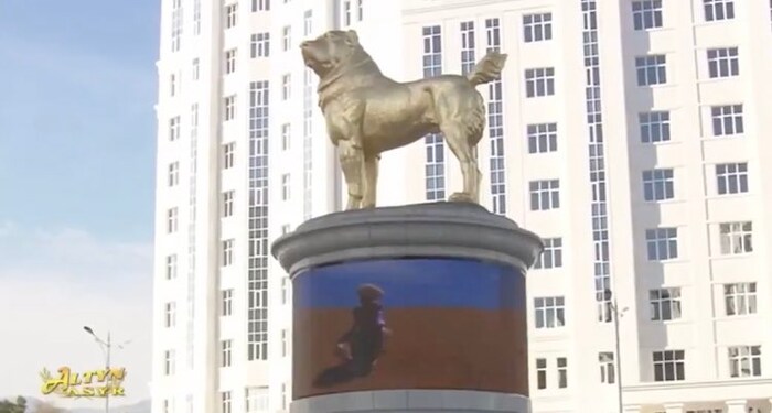 तुर्कमेनिस्तानची सत्ता असलेल्या गुरबंगुली बेर्दमुखमेडोव्ह यांनी आपल्या आवडत्या श्वानाचा 50 फूट उंच पुतळा उभारला असून तुर्कमेनिस्तानची राजधानी अश्गाबात इथं मध्यभागी उभारण्यात आला आहे. फोटो सौजन्य: @b_nishanov