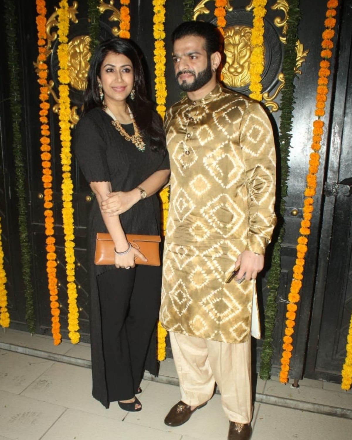 टेलिव्हिजन कपल करण पटेल (Karan Patel) पत्नी अंकिता भार्गवसह दिवाळी पार्टीत सामिल झाला होता. करण आणि अंकिता, या दोघांनाही एकता कपूरच्या 'ये है मोहब्बते' या मालिकेत काम केलं आहे. (Photo Credit: Viral Bhayani) टेलिव्हिजन कपल करण पटेल (Karan Patel) पत्नी अंकिता भार्गवसह दिवाळी पार्टीत सामिल झाला होता. करण आणि अंकिता, या दोघांनाही एकता कपूरच्या 'ये है मोहब्बते' या मालिकेत काम केलं आहे. (Photo Credit: Viral Bhayani)
