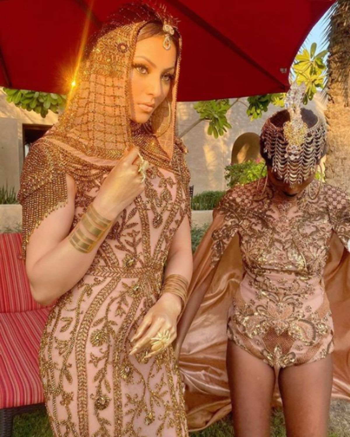 फॅशन वीकमध्ये केलेल्या या मेकअपसाठी २४ कॅरेट रियल गोल्डचा वापर करण्यात आला होता. (photo credit: instagram/@urvashirautela) फॅशन वीकमध्ये केलेल्या या मेकअपसाठी २४ कॅरेट रियल गोल्डचा वापर करण्यात आला होता. (photo credit: instagram/@urvashirautela)