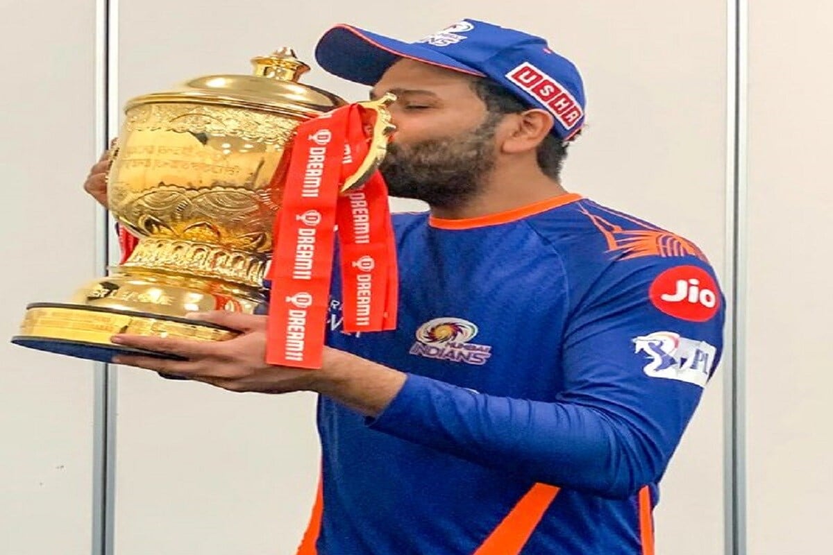 रोहित शर्माने फायनल मॅचमध्ये केलेल्या अर्धशतकामुळे मुंबईने पाचव्यांदा आयपीएल स्पर्धा जिंकली. पहिल्या पाच वर्षांत मुंबईला एकही आयपीएल जिंकता आली नव्हती, तर पुढच्या 8 वर्षात मुंबईने 5 वेळा आयपीएल ट्रॉफीवर आपलं नाव कोरलं. (Mumbai Indians Twitter) रोहित शर्माने फायनल मॅचमध्ये केलेल्या अर्धशतकामुळे मुंबईने पाचव्यांदा आयपीएल स्पर्धा जिंकली. पहिल्या पाच वर्षांत मुंबईला एकही आयपीएल जिंकता आली नव्हती, तर पुढच्या 8 वर्षात मुंबईने 5 वेळा आयपीएल ट्रॉफीवर आपलं नाव कोरलं. (Mumbai Indians Twitter)