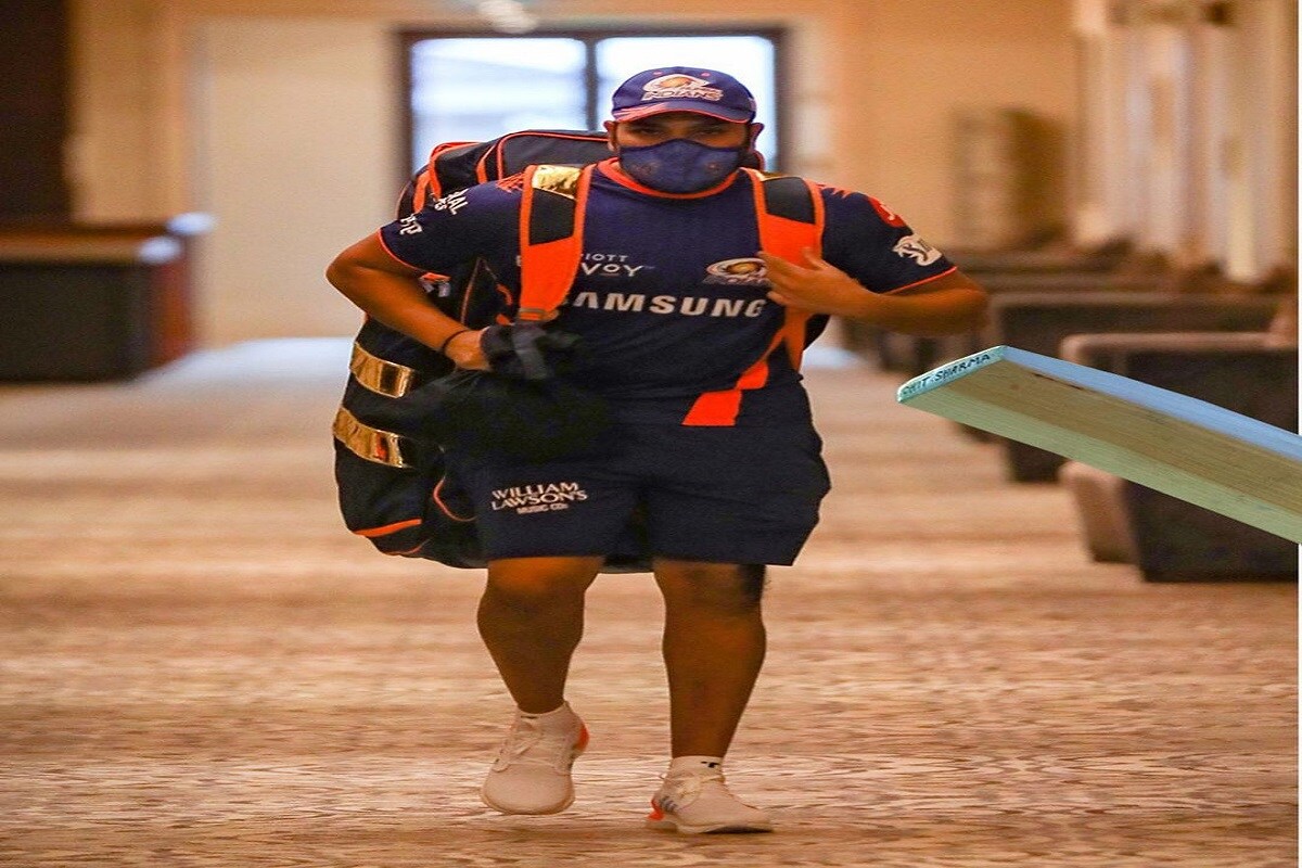 आयपीएल (IPL 2020) जिंकल्यानंतर मुंबई (Mumbai Indians) चा कर्णधार रोहित शर्मा (Rohit Sharma) मुंबईमध्ये परतला आहे. भारतात येताच रोहितने एक खास पोस्ट सोशल मीडियावर शेयर केली आहे. युएईमधले दोन महिने कसे होते, हे रोहितने या पोस्टमध्ये सांगितलं आहे. तसंच लॉकडाऊननंतर मैदानात पहिल्यांदा उतरल्याचा अनुभवही रोहितने शेयर केला आहे. (PHOTO- MI TWITTER) आयपीएल (IPL 2020) जिंकल्यानंतर मुंबई (Mumbai Indians) चा कर्णधार रोहित शर्मा (Rohit Sharma) मुंबईमध्ये परतला आहे. भारतात येताच रोहितने एक खास पोस्ट सोशल मीडियावर शेयर केली आहे. युएईमधले दोन महिने कसे होते, हे रोहितने या पोस्टमध्ये सांगितलं आहे. तसंच लॉकडाऊननंतर मैदानात पहिल्यांदा उतरल्याचा अनुभवही रोहितने शेयर केला आहे. (PHOTO- MI TWITTER)