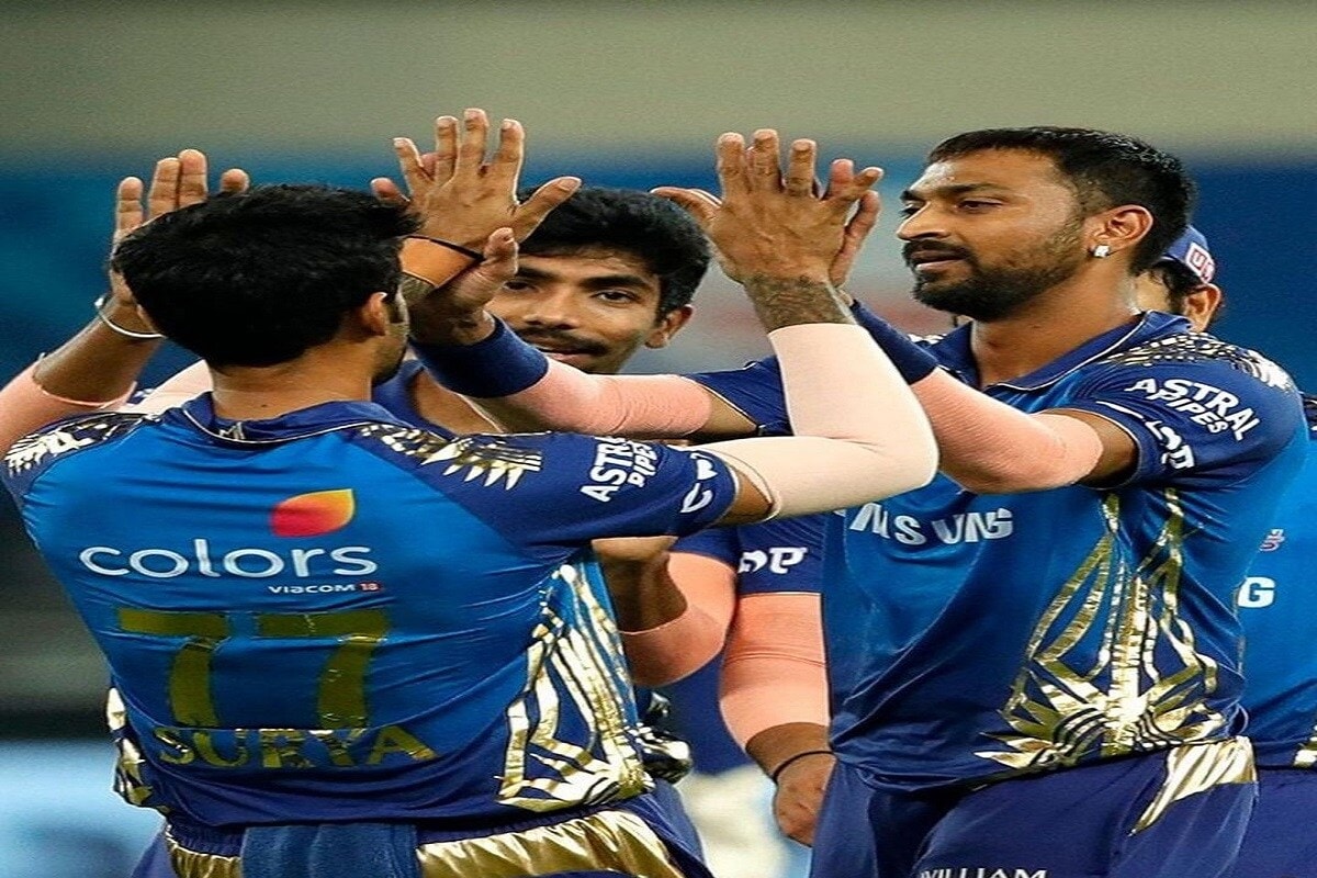 मुंबई (Mumbai Indians)ने रेकॉर्ड पाचव्यांदा आयपीएल (IPL 2020) स्पर्धा जिंकली. मुंबईला विजयी बनवण्यात महत्त्वाची भूमिका बजावणाऱ्या कृणाल पांड्या (Krunal Pandya) ला मुंबई विमानतळावर ताब्यात घेण्यात आलं होतं. कृणाल पांड्याकडे महागडी घड्याळं सापडली होती. आयपीएल संपल्यानंतर युएईवरुन परतल्यावर मुंबई विमानतळावर DRI ने कृणाल पांड्याला रोखून धरलं होतं. (Photo- Krunal Pandya Instagram) मुंबई (Mumbai Indians)ने रेकॉर्ड पाचव्यांदा आयपीएल (IPL 2020) स्पर्धा जिंकली. मुंबईला विजयी बनवण्यात महत्त्वाची भूमिका बजावणाऱ्या कृणाल पांड्या (Krunal Pandya) ला मुंबई विमानतळावर ताब्यात घेण्यात आलं होतं. कृणाल पांड्याकडे महागडी घड्याळं सापडली होती. आयपीएल संपल्यानंतर युएईवरुन परतल्यावर मुंबई विमानतळावर DRI ने कृणाल पांड्याला रोखून धरलं होतं. (Photo- Krunal Pandya Instagram)