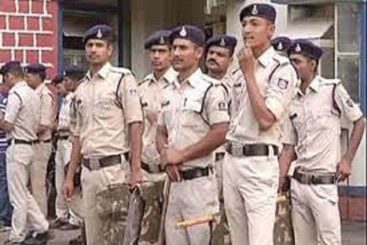 15 वर्षांपूर्वी भिकारी म्हणून लोक ज्या व्यक्तीला ओळखत होते प्रत्यक्षात ते एक शार्प शूटर आणि पोलीस अधिकारी असल्याची धक्कादायक माहिती समोर आली. 15 वर्षांपासून रस्त्यावर भिक मागणारा एक व्यक्ती सर्वात मोठा पोलीस अधिकारी असल्याची माहिती मिळाली आहे. 15 वर्षांपूर्वी भिकारी म्हणून लोक ज्या व्यक्तीला ओळखत होते प्रत्यक्षात ते एक शार्प शूटर आणि पोलीस अधिकारी असल्याची धक्कादायक माहिती समोर आली. 15 वर्षांपासून रस्त्यावर भिक मागणारा एक व्यक्ती सर्वात मोठा पोलीस अधिकारी असल्याची माहिती मिळाली आहे.