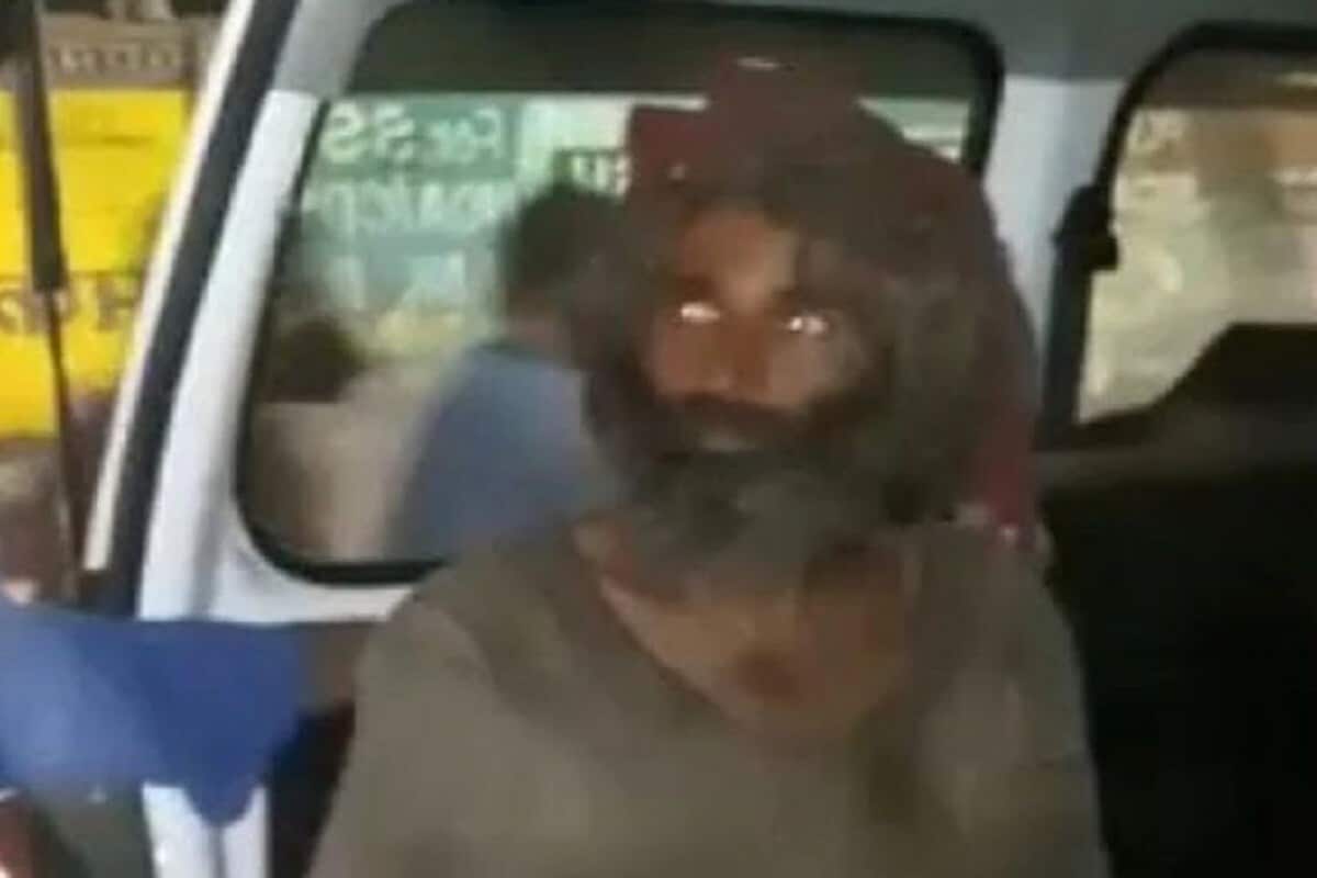 मनीष मिश्रा असं या निराधार मनोरुग्ण व्यक्तीचं नाव. ते गेली 15 वर्षं अशाच अवस्थेत हिंडत आहेत. 1999 सालच्या बॅचचे ते पोलीस अधिकारी होते आणि त्या वेळी अचूक नेम साधणारा निशाणेबाज म्हणून त्यांची ख्याती होती. त्यांनी मध्य प्रदेशात वेगवेगळ्या पोलीस ठाण्यात पोलीस अधिकारी म्हणून काम केलं. पण 2005 च्या सुमारास त्यांना मानसिक त्रास सुरू झाला. या आजाराने त्यांची मानसिक स्थिती बिघडली. मनीष मिश्रा असं या निराधार मनोरुग्ण व्यक्तीचं नाव. ते गेली 15 वर्षं अशाच अवस्थेत हिंडत आहेत. 1999 सालच्या बॅचचे ते पोलीस अधिकारी होते आणि त्या वेळी अचूक नेम साधणारा निशाणेबाज म्हणून त्यांची ख्याती होती. त्यांनी मध्य प्रदेशात वेगवेगळ्या पोलीस ठाण्यात पोलीस अधिकारी म्हणून काम केलं. पण 2005 च्या सुमारास त्यांना मानसिक त्रास सुरू झाला. या आजाराने त्यांची मानसिक स्थिती बिघडली.