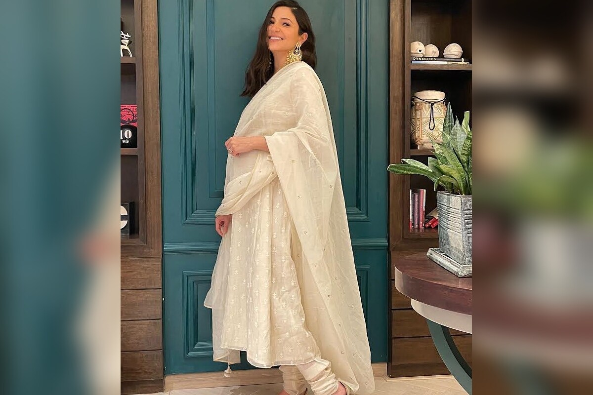 अनुष्का तिचा प्रेग्नंसी पीरियड चांगलाच एन्जॉय करताना दिसत आहे. काही दिवसांपूर्वी तिचा आणि विराटचा फोटोही सोशल मीडियावर व्हायरल झाला होता. अनुष्का तिचा प्रेग्नंसी पीरियड चांगलाच एन्जॉय करताना दिसत आहे. काही दिवसांपूर्वी तिचा आणि विराटचा फोटोही सोशल मीडियावर व्हायरल झाला होता.