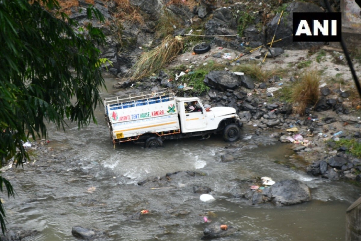 हिमाचल प्रदेशातील मंडी जिल्ह्यात एक मोठी बातमी समोर आली आहे. पूलग्राट क्षेत्राजवळ भीषण रस्ता अपघात झाला आहे. या अपघातात सुमारे 7 जणांचा मृत्यू झाला आहे, तर एक व्यक्ती जखमी झाली आहे. हिमाचल प्रदेशातील मंडी जिल्ह्यात एक मोठी बातमी समोर आली आहे. पूलग्राट क्षेत्राजवळ भीषण रस्ता अपघात झाला आहे. या अपघातात सुमारे 7 जणांचा मृत्यू झाला आहे, तर एक व्यक्ती जखमी झाली आहे.