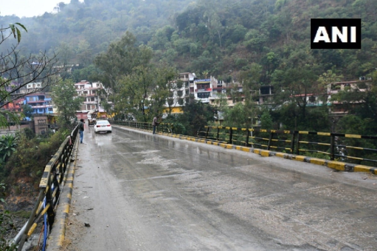 मिळालेल्या माहितीनुसार हे सर्व मजूर बिहारचे रहिवासी होते. काम शोधण्यासाठी ते बिहारहून हिमाच प्रदेशात जात असताना मिनी ट्रकला भीषण अपघात झाला आणि ट्रक खाली कोसळला. त्यामध्ये 7 जणांचा मृत्यू झाला आहे. मिळालेल्या माहितीनुसार हे सर्व मजूर बिहारचे रहिवासी होते. काम शोधण्यासाठी ते बिहारहून हिमाच प्रदेशात जात असताना मिनी ट्रकला भीषण अपघात झाला आणि ट्रक खाली कोसळला. त्यामध्ये 7 जणांचा मृत्यू झाला आहे.