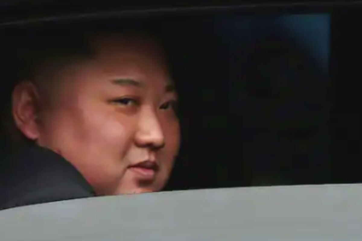 उत्तर कोरिया हा छोटासा देश असूनही त्यांची लष्करी ताकद इतर विकसनशील देशांपेक्षा जास्त आहे. नुकतेच त्यांनी बॅलिस्टिक मिसाइल लॉंच केले. जगातील सर्वात शक्तिशाली मिसाइल म्हणून बॅलिस्टिक ओळखले जाते. या देशात एक-दोन नव्हे तर चार मिसाइल आहे. यादरम्यान, ही चर्चा देखील सुरू आहे की, सर्वात शक्तिशाली देश, उत्तर कोरिया आणि अमेरिका यांच्यात युद्धाची परिस्थिती निर्माण झाली तर कदाचित अमेरिकेला किम जोंग उन यांच्याशी लढा देणं कठिण आहे. (news18 English)